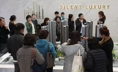 상한제 1차 대상 지정 이후 청약 쏠림 현상이 심화되고 있다. 르엘 신반포 센트럴은 모든 주택형의 청약 가점이 70점을 넘겼으며 최고 만점에 가까운 79점이 나왔다. 사진은 르엘 견본주택 전경.<연합뉴스>